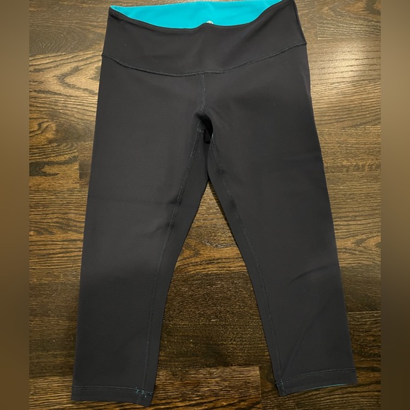 Lululemon cropped reversible blue leggings, size 6 - Picture 4 of 4